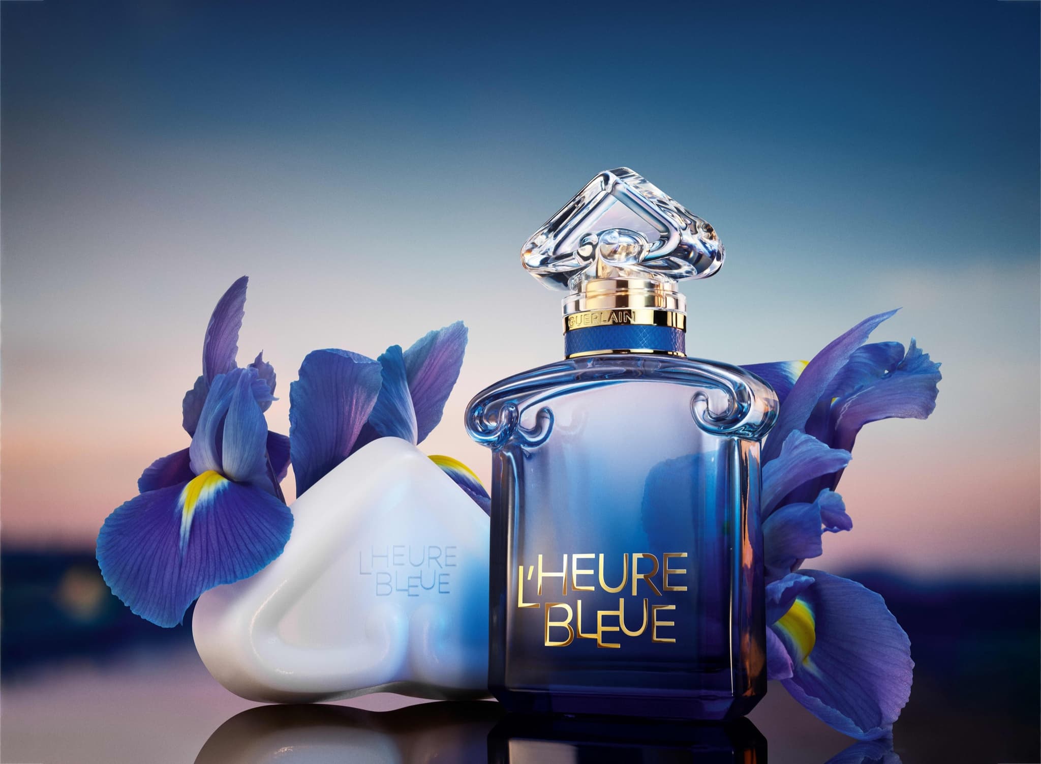 Yeni L'Heure Bleue Eau de Parfum şişesi ve iris çiçekleri